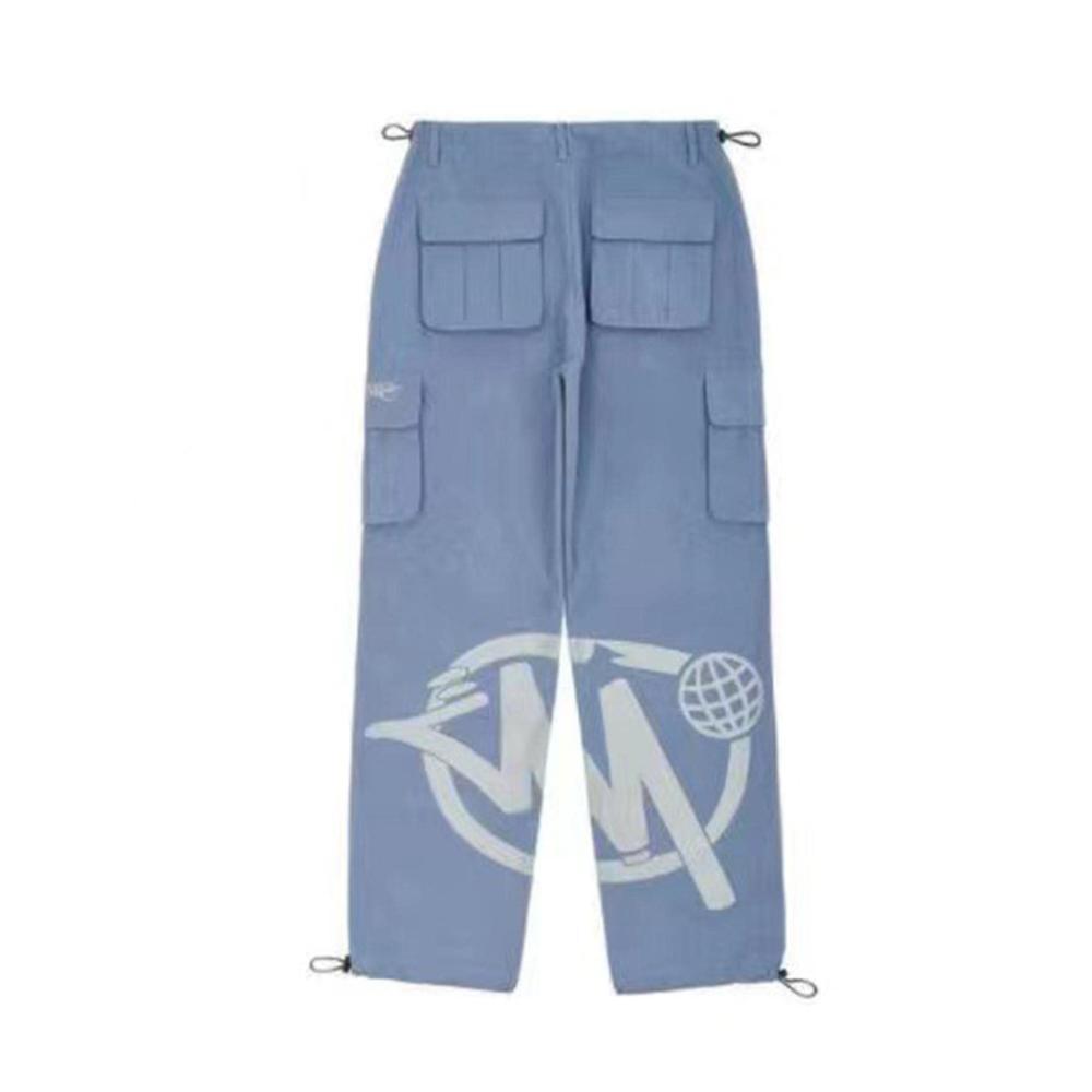 Blaue Hose Weißer Schriftzug